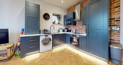 Stylish 2 Bed Apt, 2 Minute Walk From The Beach.