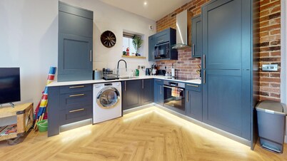 Stylish 2 Bed Apt, 2 Minute Walk From The Beach.