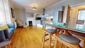 Smart TV, stereo - Stunning 2 Bed Georgian Apartment (North Walsham)