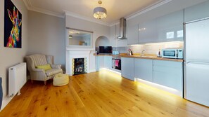 Fridge, microwave, oven, stovetop - Stunning 2 Bed Georgian Apartment (North Walsham)