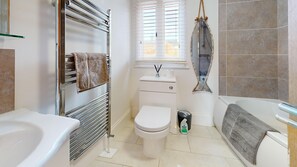 Duschwanne, Haartrockner, Handtücher, Toilettenpapier