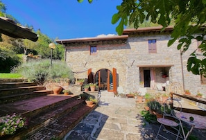 Terrace/patio - Beautifully converted watermill with private pool and own waterfall! (San Romano in Garfagnana)