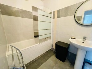 Hair dryer, towels - Nice 60m² With Terrace In Ajaccio (Ajaccio)