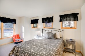 2 bedrooms, desk, iron/ironing board, WiFi