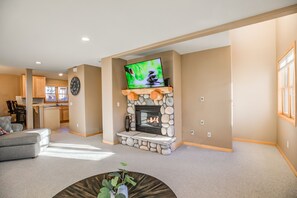 Televisión y chimenea 