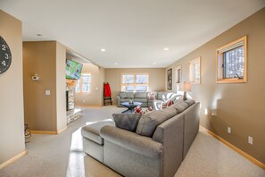 Televisión y chimenea 