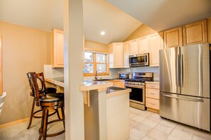 Refrigerador, microondas, horno y cafetera y tetera 