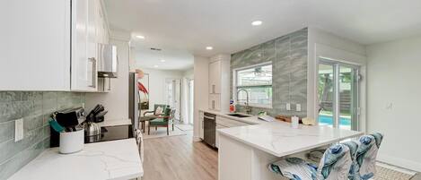 Refrigerador, microondas, horno, placa de cocina