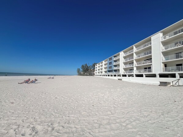 Private beach - The beach is your backyard! Family size condo on Indian Shores! Sleeps 10! (Indian Shores)