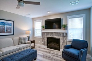 Télévision, cheminée, espaces bureaux