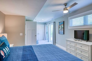 3 bedrooms, desk, iron/ironing board, WiFi - Traverse City's West Bay Getaway - Dog Friendly! (Traverse City)