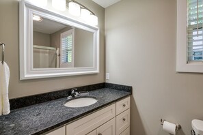 Baignoire, sèche-cheveux, serviettes fournies