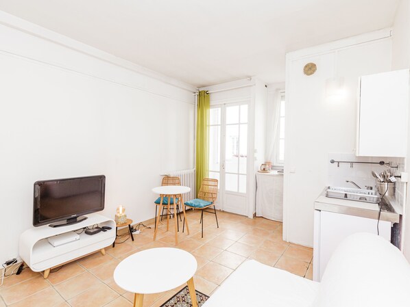 TV - Charming studio near Paris with balcony (Vincennes)