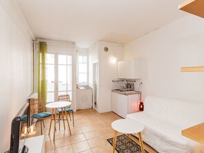 TV - A bright studio near Paris (Vincennes)