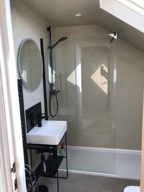 Combined shower/tub