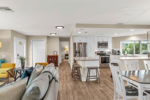 Smart TV - Waterfront Oasis Re-Done Throughout! 1 Mile From Winterberry Beach Access Pt (Marco Island)