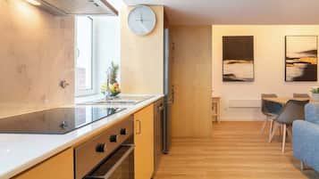 Frigorifero, microonde, forno, piano cottura