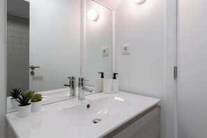 Douche, sèche-cheveux, serviettes fournies