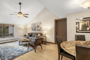 Smart TV, chimenea y reproductor de DVD 