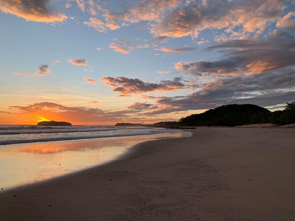 Una playa cerca, toallas de playa