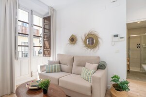 2 Bedrooms Apartment | 起居区 | 42-英寸智能电视 （配备卫星频道）、电视