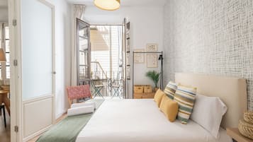 Travel crib, free WiFi, bed sheets