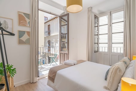 Travel crib, free WiFi, bed sheets