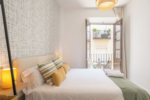 Superior-Apartment, 2 Schlafzimmer, Stadtblick | Reisekinderbett, kostenloses WLAN, Bettwäsche