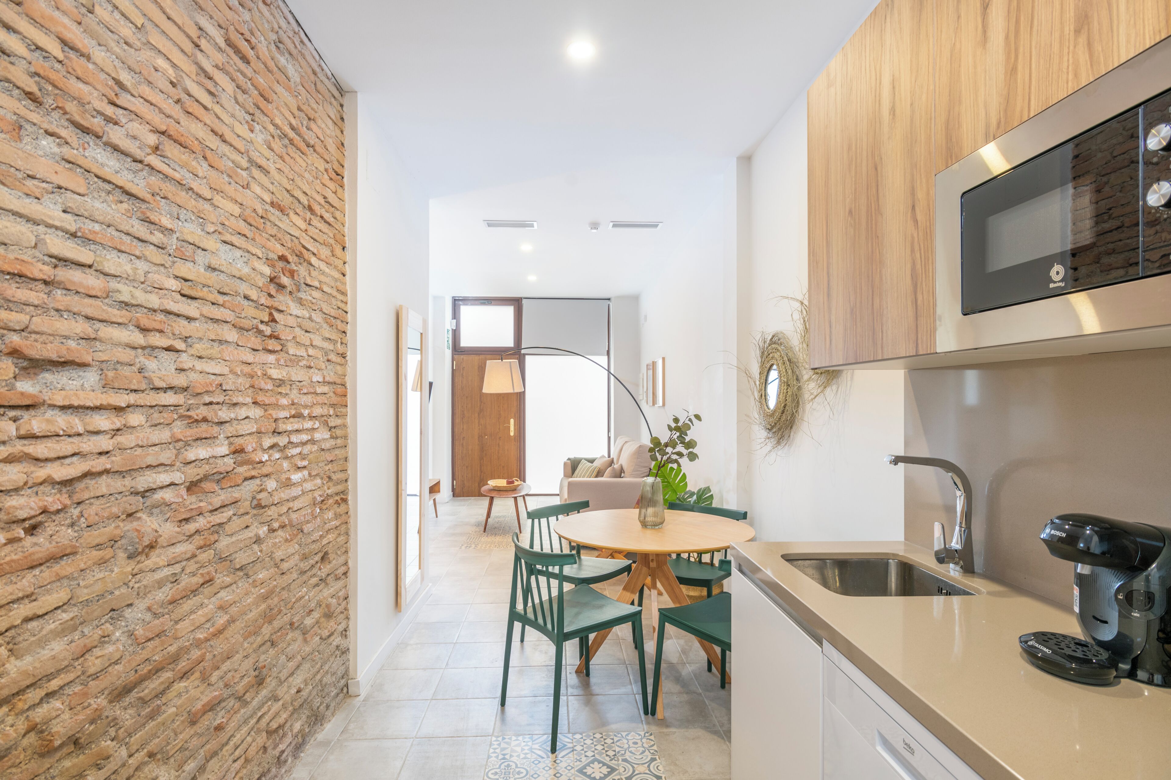 Refrigerador, microondas, cafetera de espresso y utensilios de cocina 