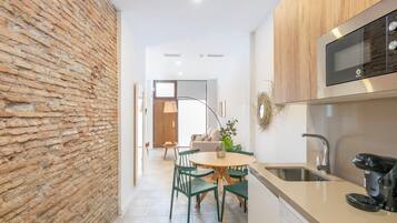 Refrigerador, microondas, cafetera de espresso y utensilios de cocina