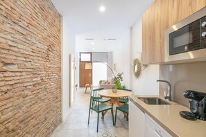Fridge, microwave, espresso maker, cookware/dishes/utensils - Apartamentos Luna Suites Palacio Dorita (Granada)