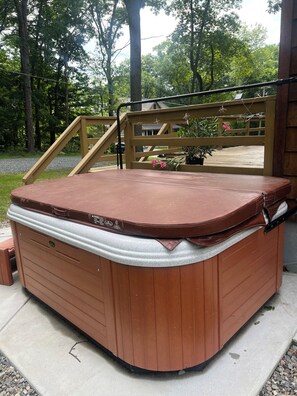 Outdoor spa tub - Cozy retreat in the woods (Lehighton)