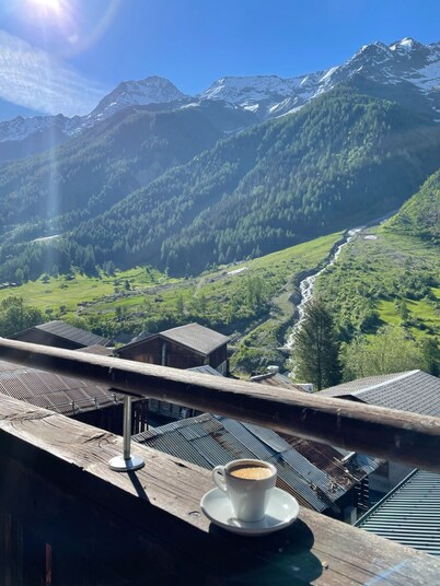 Sunny 2.5 room duplex vacation apartment in the Lötschental.