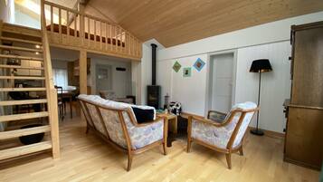 Smart TV, fireplace, stereo