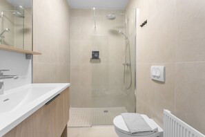 Deluxe Studio | Bathroom