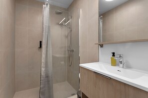 Signature Studio | Bathroom | Shower, hair dryer, towels - Hotel Vera (Reykjavik)