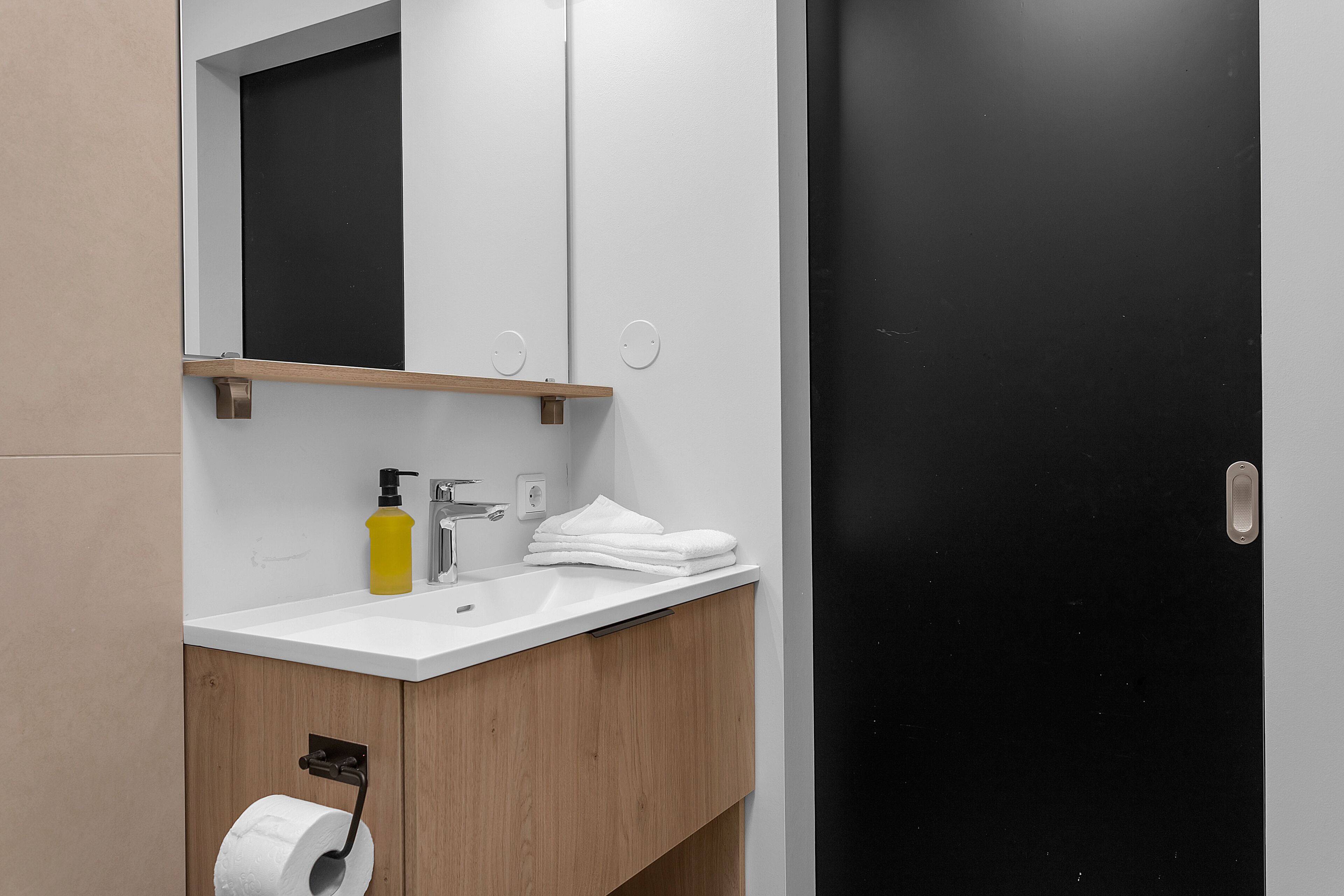 signature studio | bathroom | shower, hair dryer, towels