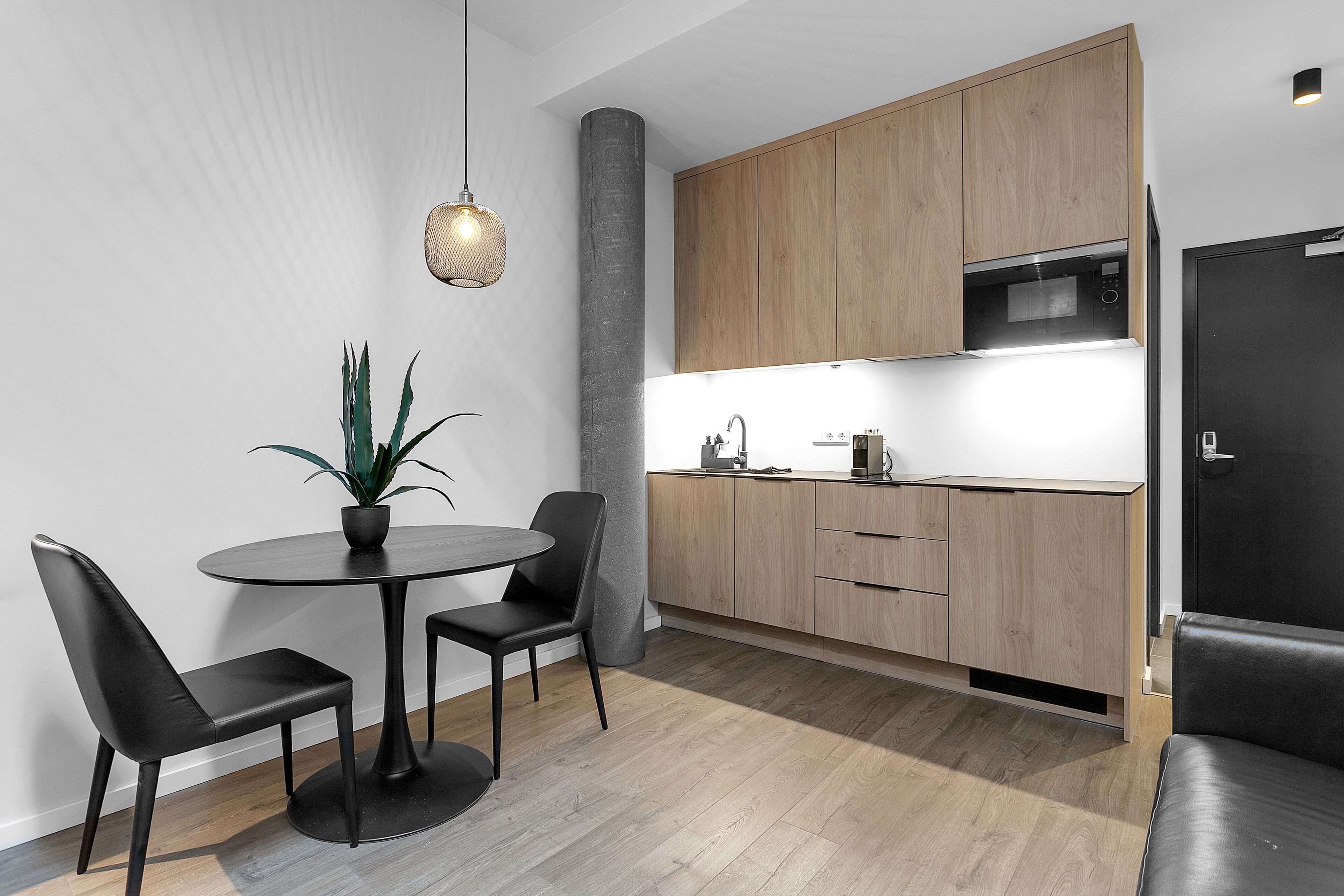 standard studio | private kitchen | coffee/tea maker, electric kettle, dining tables