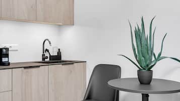 Standard Studio | Private kitchen | Coffee/tea maker, electric kettle, dining tables