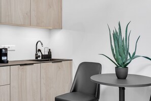 Studio Standard | Eget kök | Kaffe- och tebryggare, vattenkokare och matbord