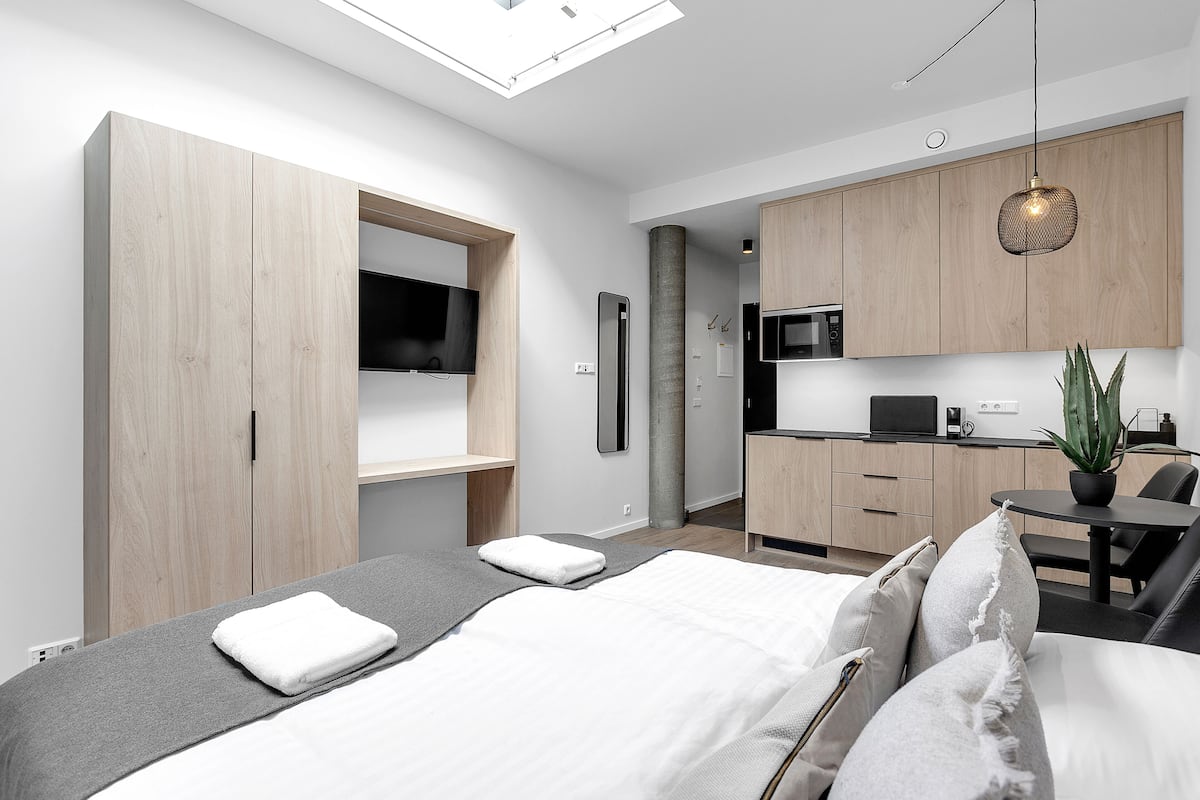 Standaard studio | Verduisterende gordijnen, een strijkplank/strijkijzer, gratis babybedden