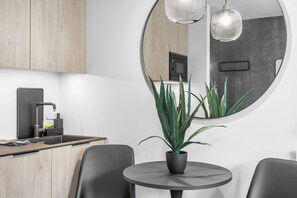 Studio Deluxe | Mörkläggningsgardiner, strykjärn/strykbräda och gratis barnsängar