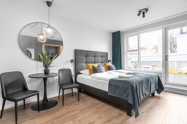 Cortinas blackout, tabla de planchar con plancha y cunas gratuitas