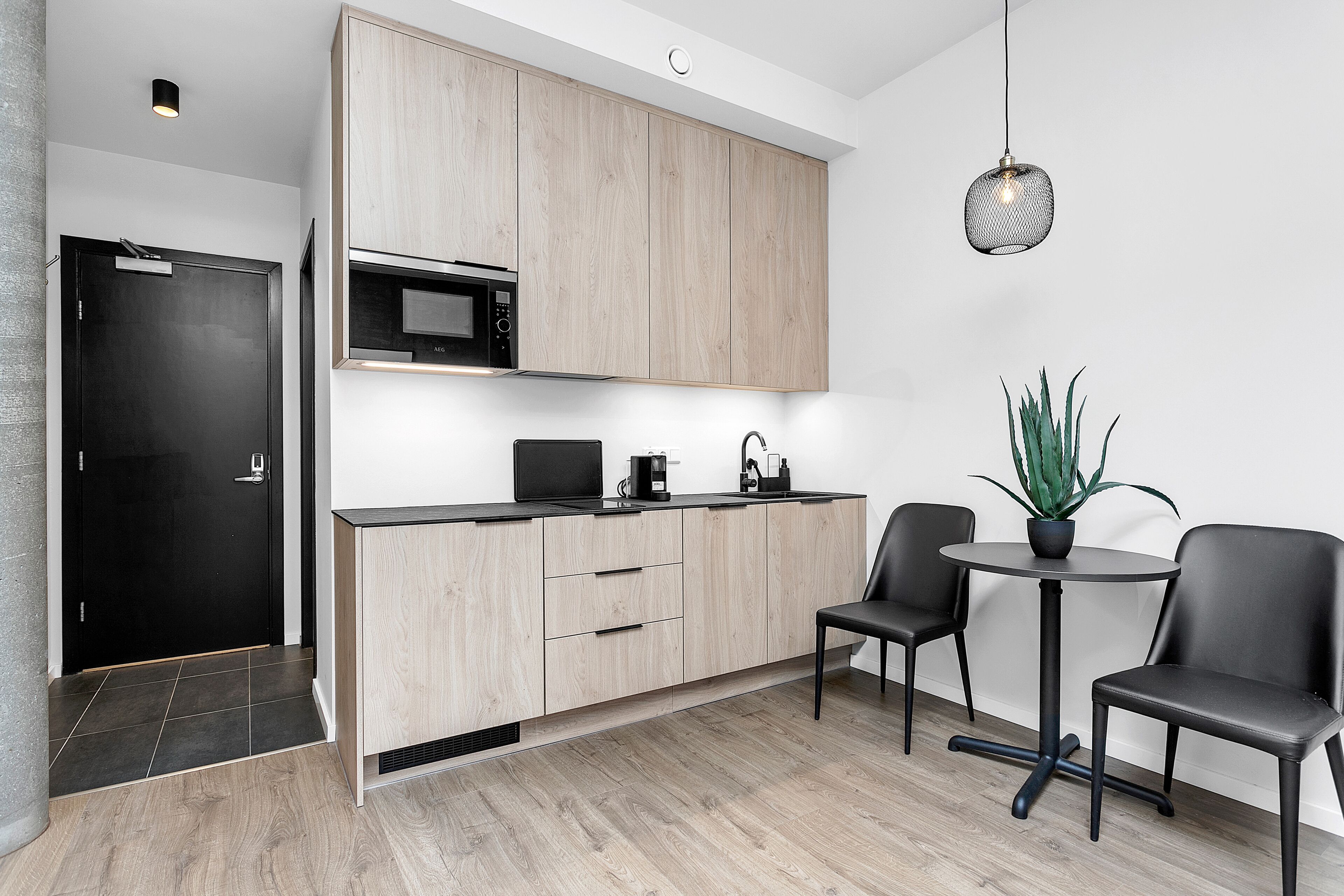 standard studio | private kitchen | coffee/tea maker, electric kettle, dining tables