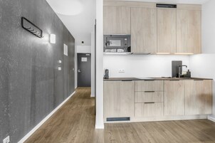 Cafetera/tetera, tetera/pava eléctrica, mesa de comedor