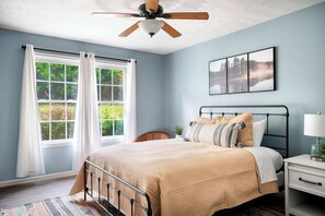 3 bedrooms, iron/ironing board, WiFi, bed sheets - Cabin w/hot tub & fire pit near Shenandoah River (Luray)