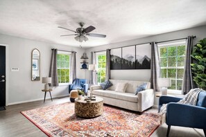 Een televisie, boeken en een stereo