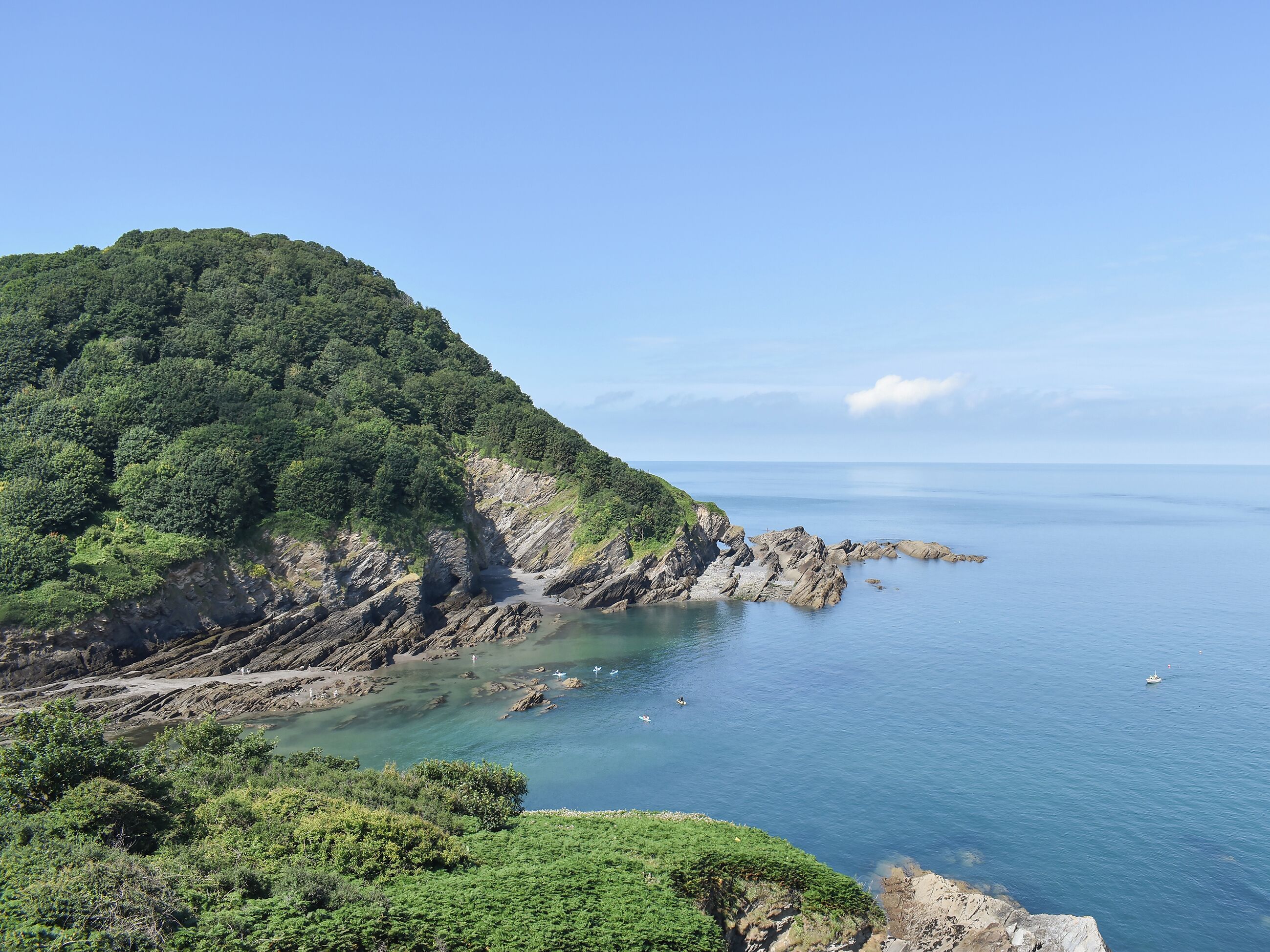 Un paysage côtier caractérisé par des falaises rocheuses et une vue dégagée sur la mer.