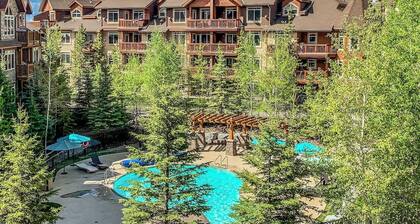 The Den | Outdoor Hot Tub + Pool | Walkout Patio