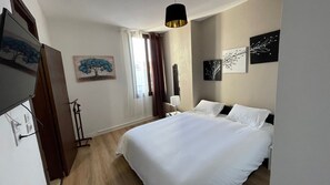 1 slaapkamer, een strijkplank/strijkijzer, reisbedje, gratis wifi